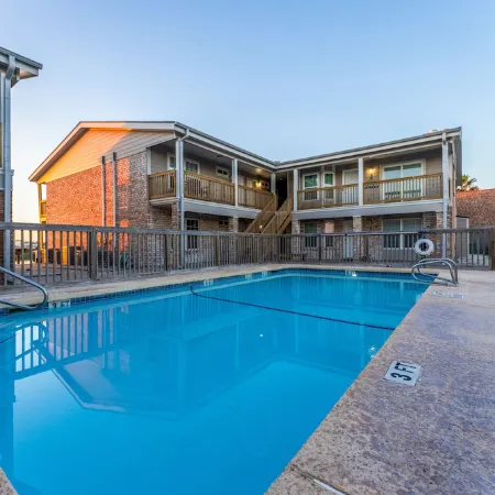 Coastal Modern Condo: Stunning Sunsets, Fishing, Pool, Private Patio, Near Beach Отели рядом с достопримечательностью «Пирс Боба Холла»
