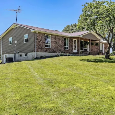 Comfy Country home. Pet friendly, 5 bedrooms, AC, WIFI, just outside Farmington