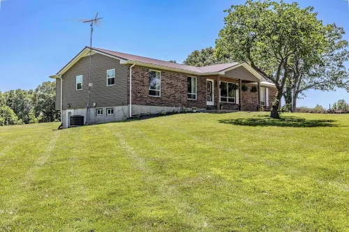 Comfy Country home. Pet friendly, 5 bedrooms, AC, WIFI, just outside Farmington