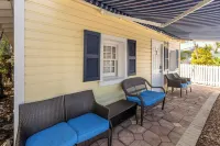 The Dancing Rooster: 2 Blocks from Duval in Old Town.