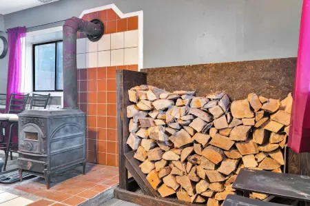 Cozy Scenic Mountain Getaway Hot Tub, Sauna & Game Room near Bushkill & Shawnee