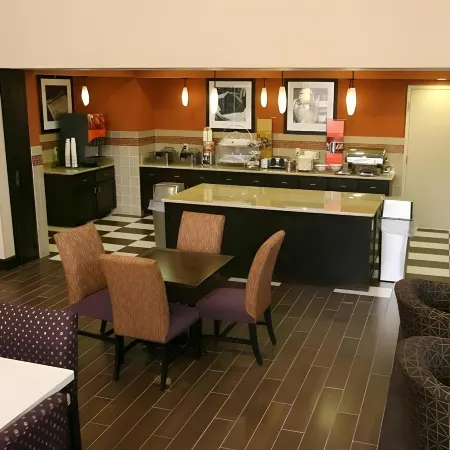 Hampton Inn & Suites by Hilton Fargo Medical Center