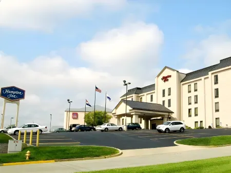 Hampton Inn Jefferson City at the Capital Mall Отели рядом с достопримечательностью «Биндер Лейк Павилион»