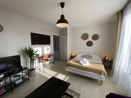 Large, quiet studio with balcony & free parking