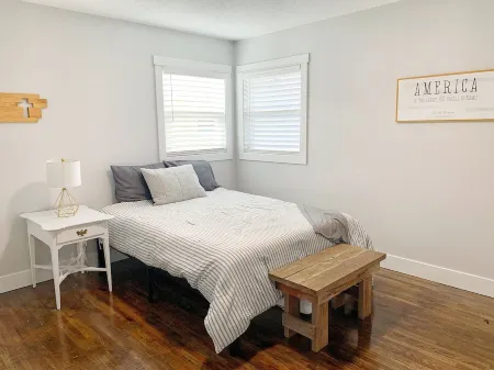 Beachfront Cabin with Lake Views & Harry Potter Room