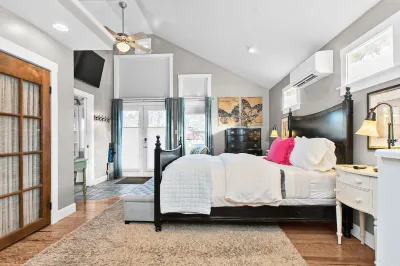 Urban Cottage Suite Các khách sạn gần The Olympia Center