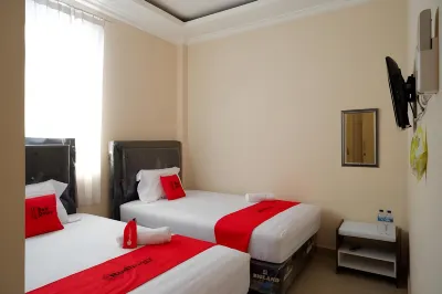 RedDoorz Near Millenium Waterpark Palu Hoteles en Mantikulore