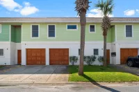 Stunning Beachside Townhouse with Pool, 2 Car Garage and Lagoon Access