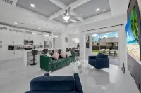 Modern Vacation Home Fully Fences Near Airport