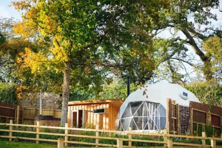 Traveller's Joy, Luxury Dome with private hot tub, 15 mins to beach