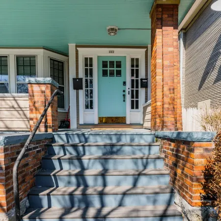 Heart of Elmwood Village cozy apartment