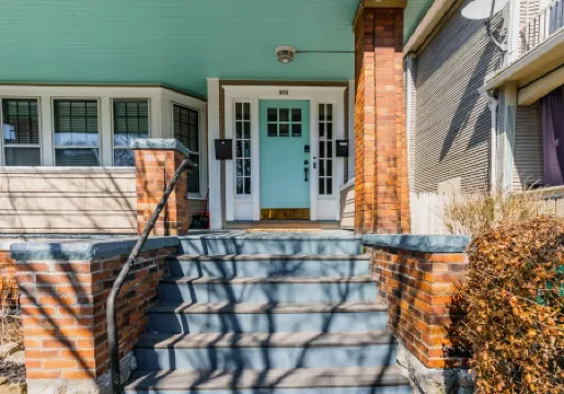 Heart of Elmwood Village cozy apartment