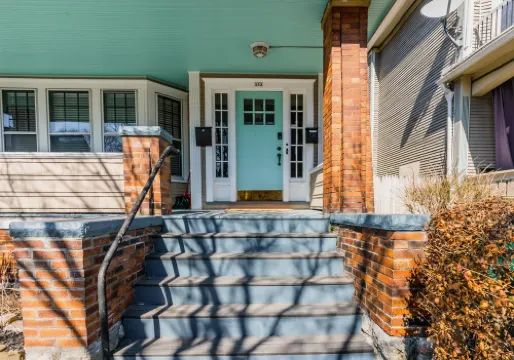 Heart of Elmwood Village cozy apartment