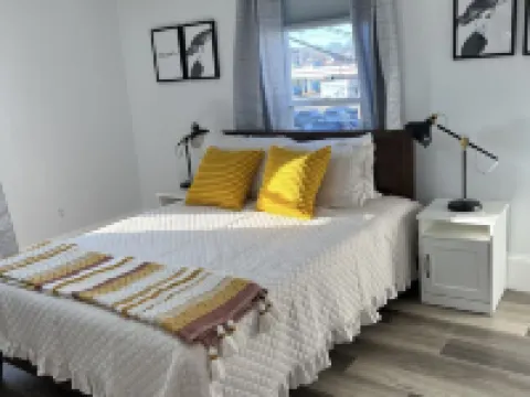 Remodeled Townhouse close to Boston Hotels in Watertown