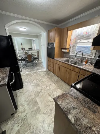 Southern Charm Retreat! WiFi, Grill, Downtown Burnsville! Walk to everything!