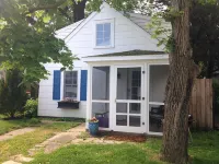 Spacious one bedroom carriage house center of town two blocks from the beach!