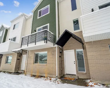 Perfect for multiple families, close to Lagoon and everything! レイトンのホテル