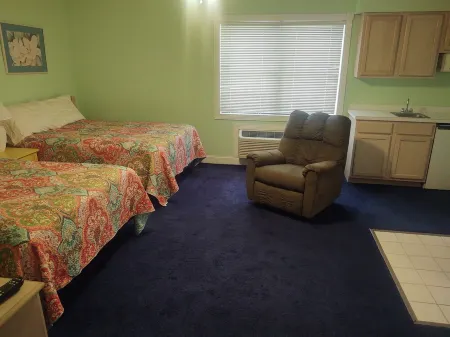 Extra large first floor condo with indoor & outdoor pools, close to the beach. Отели рядом с достопримечательностью «Парк Сансет Бич»