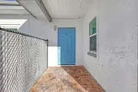 Beautiful 2-Bedroom Walk to Beach/Restaurants