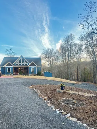 Spacious 5-Bedroom Rustic Retreat on 10 Acres in Charming Dallas