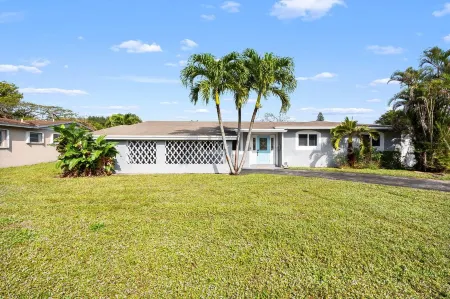4BD w/ Heated Pool, Game Room & BBQ - Beach Nearby