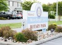 Entire residential home rental. Quiet cul-de-sac. Minutes to beach. Hotels in Morehead City