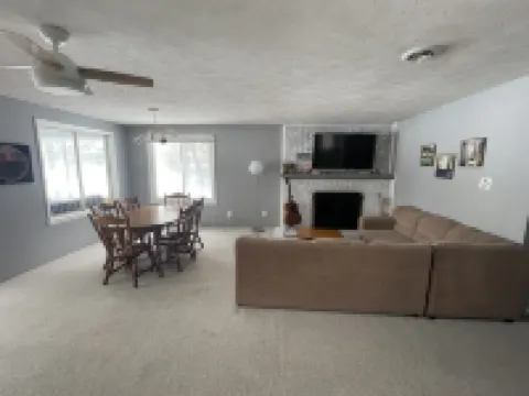 Beautiful Lake House & Spacious 4 BR