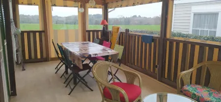 750 m from the beach on a small private campsite Отели рядом с достопримечательностью «Camping l'Escale»