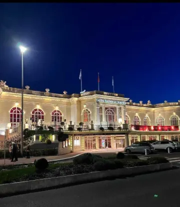 House for 18 People with Cinema Place Morny