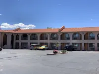 Luxury Inn - Motels