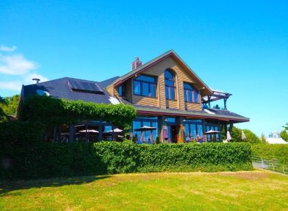 Spinnakers Brewpub & Guesthouses