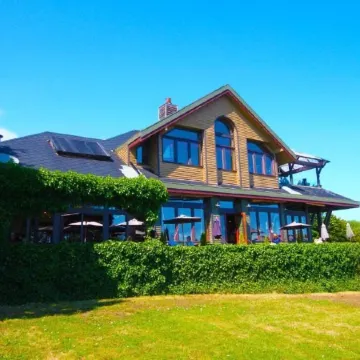 Spinnakers Brewpub & Guesthouses