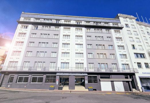 Adonis Lourdes - Notre Dame de la Sarte 로비