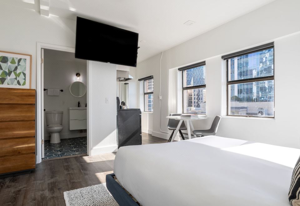 [레지드 시애틀 다운타운 호텔의 깔끔하고 모던한 주방 공간]