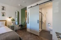 โรงแรมโลคัล และร้านค้า