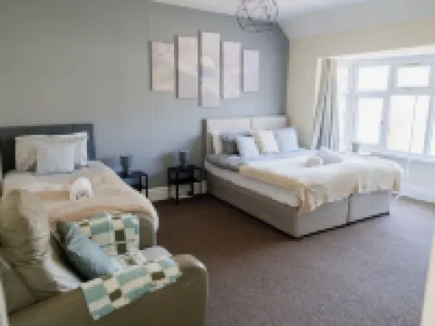 6-Bed House - Sleeps 13 - Families & Contractors Hotels in Dudley