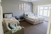 6-Bed House - Sleeps 13 - Families & Contractors Các khách sạn ở Dudley