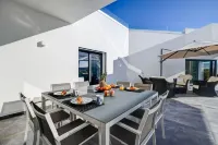 Casa Blanca Magnificent 4 Bedroom Villa With MOD