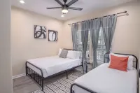 Beautiful Fenced 3Br 2BA Near Exciting Downtown - Bungalows