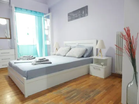 2 Bed Flat - Sleeps 4 - Pets - Parking - Wifi Hotels in Syntagma