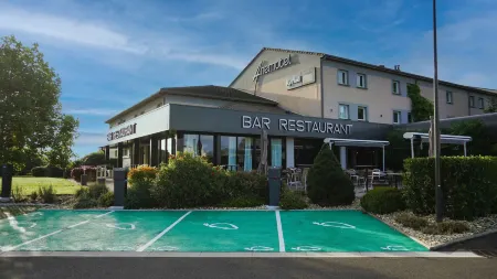 Kyriad Clermont Ferrand Nord - Riom Отели рядом с достопримечательностью «Сад Отель де Виль»