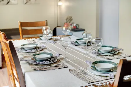 Family House with Httb Playgr BBQ Firept Отели рядом с достопримечательностью «Университет Калгари»