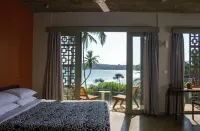 Modern Beach Villa with Roof Garden