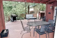 Near Sandy River~ Hot Tub, King Bed, XBOX, Game Room, BBQ, Family Friendly