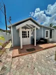 Private smoke free cottage in Coral Gables free parking WiFi washer & dryer