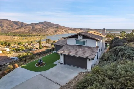 Luxury 4 BR w/ Serene Lake Views