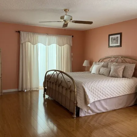 Beautiful Home With Heated Pool In A Nice Neighborhood
