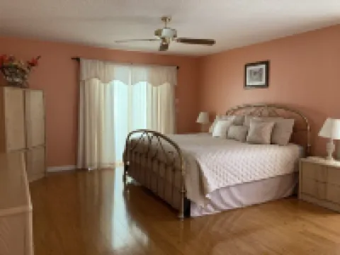 Beautiful Home With Heated Pool In A Nice Neighborhood