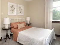 Charming Carnegie Cottage 15 Minutes from Airport & Downtown Hotels in Carnegie