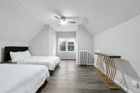 Hot Tub, Sauna and Epic Game Room - Stunning Spacious Retreat